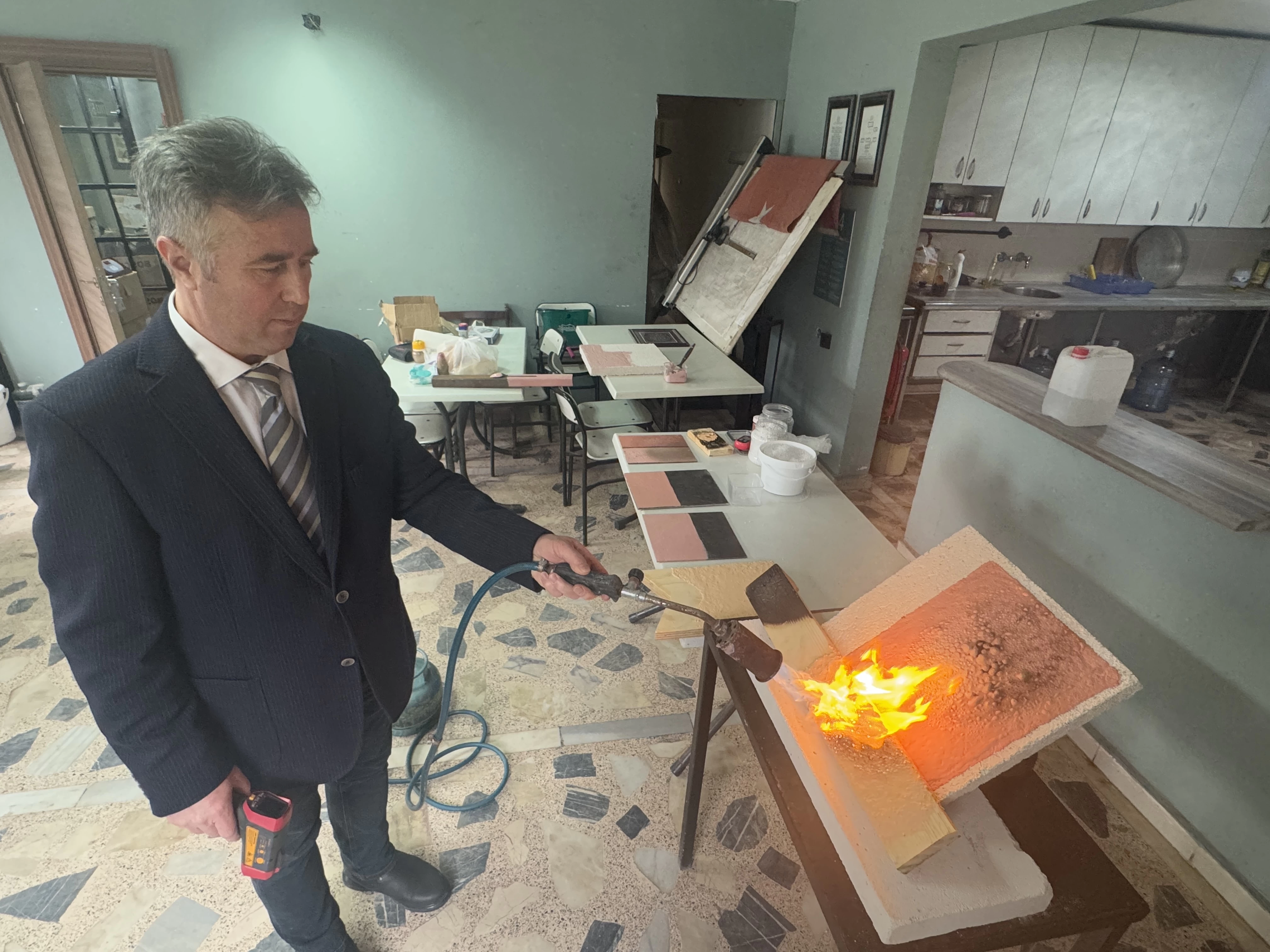 Yüksek sıcaklıklara dayanıklı olan "yanmaz boya" ile eşsiz koruma sağlanıyor 2