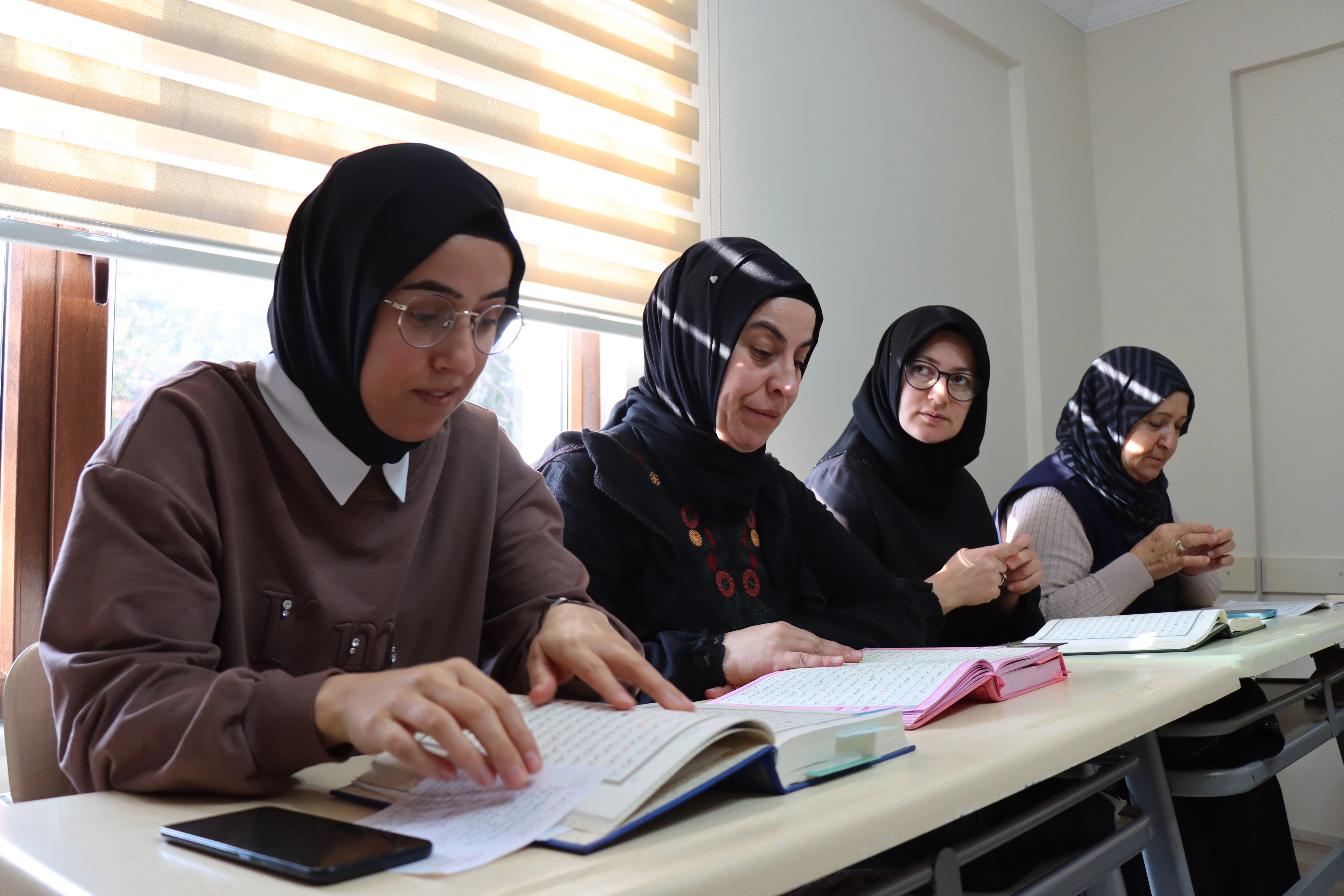 Erzincan'da işitme engelli kadınlar, işaret diliyle Kur'an-ı Kerim'i öğreniyorlar. 1