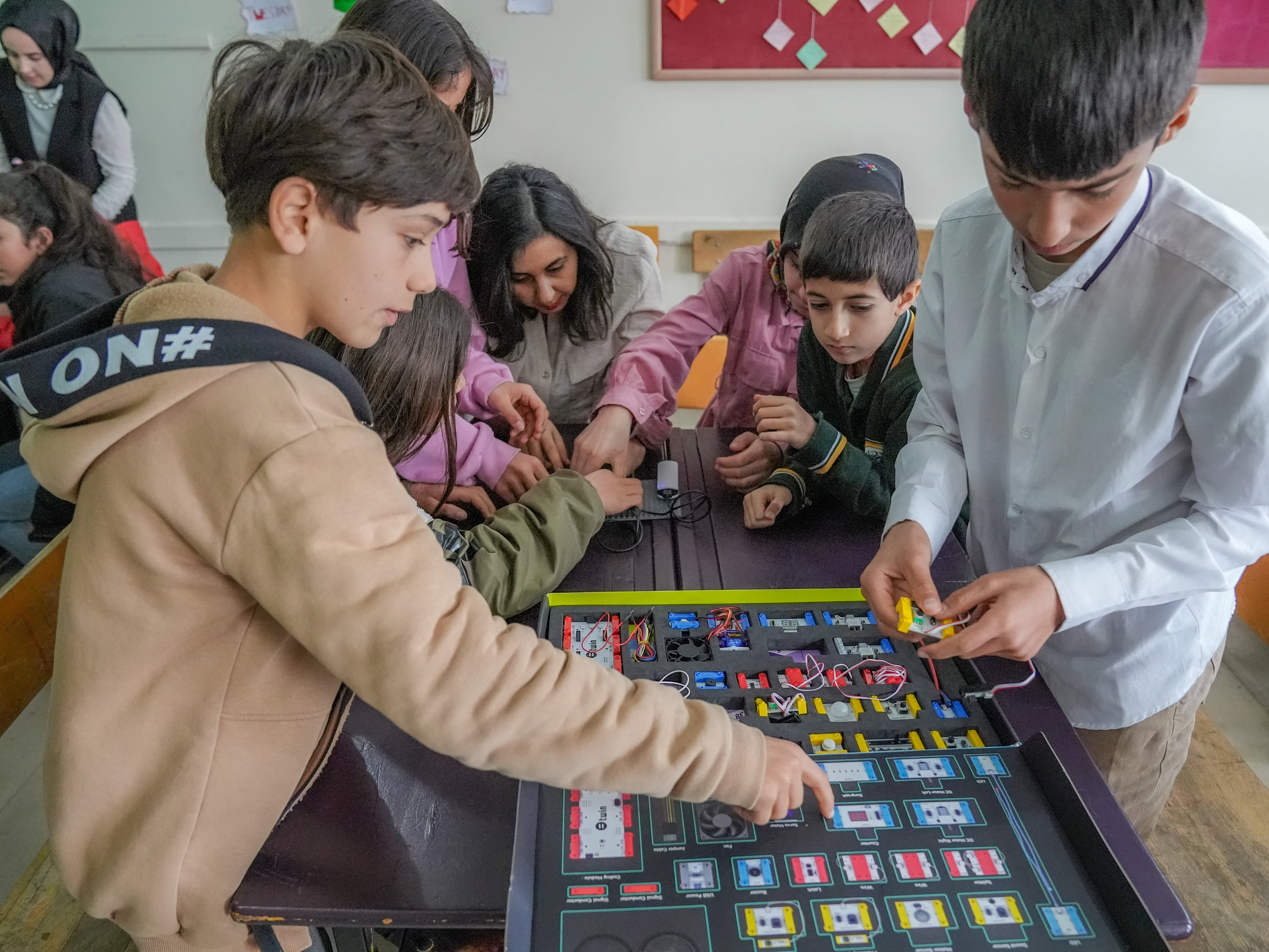 Diyarbakır'da kırsaldaki öğrencilere robotik kodlama eğitimi veriliyor 3