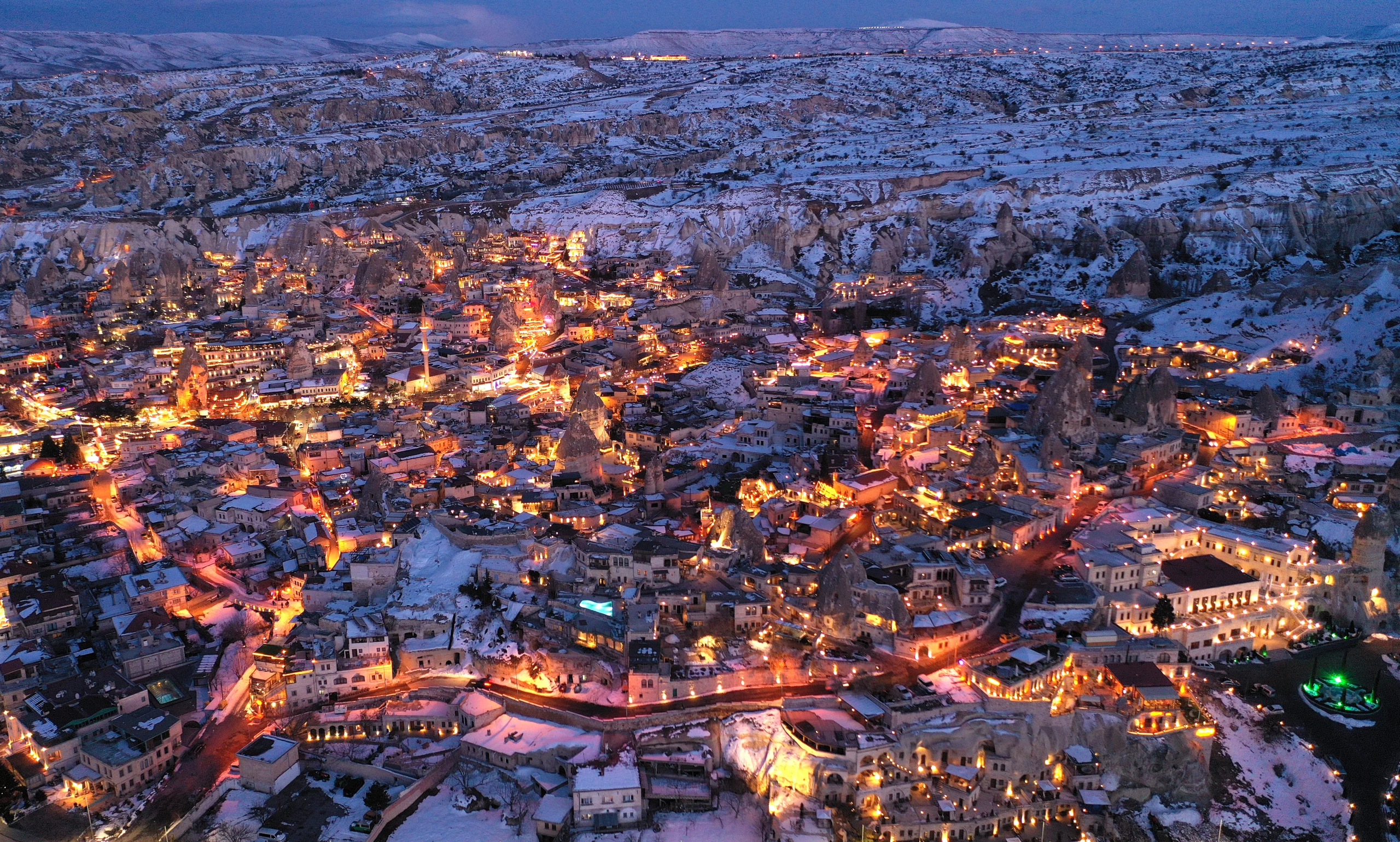 Kapadokya'da kar altında parlayan peribacaları büyüledi 5
