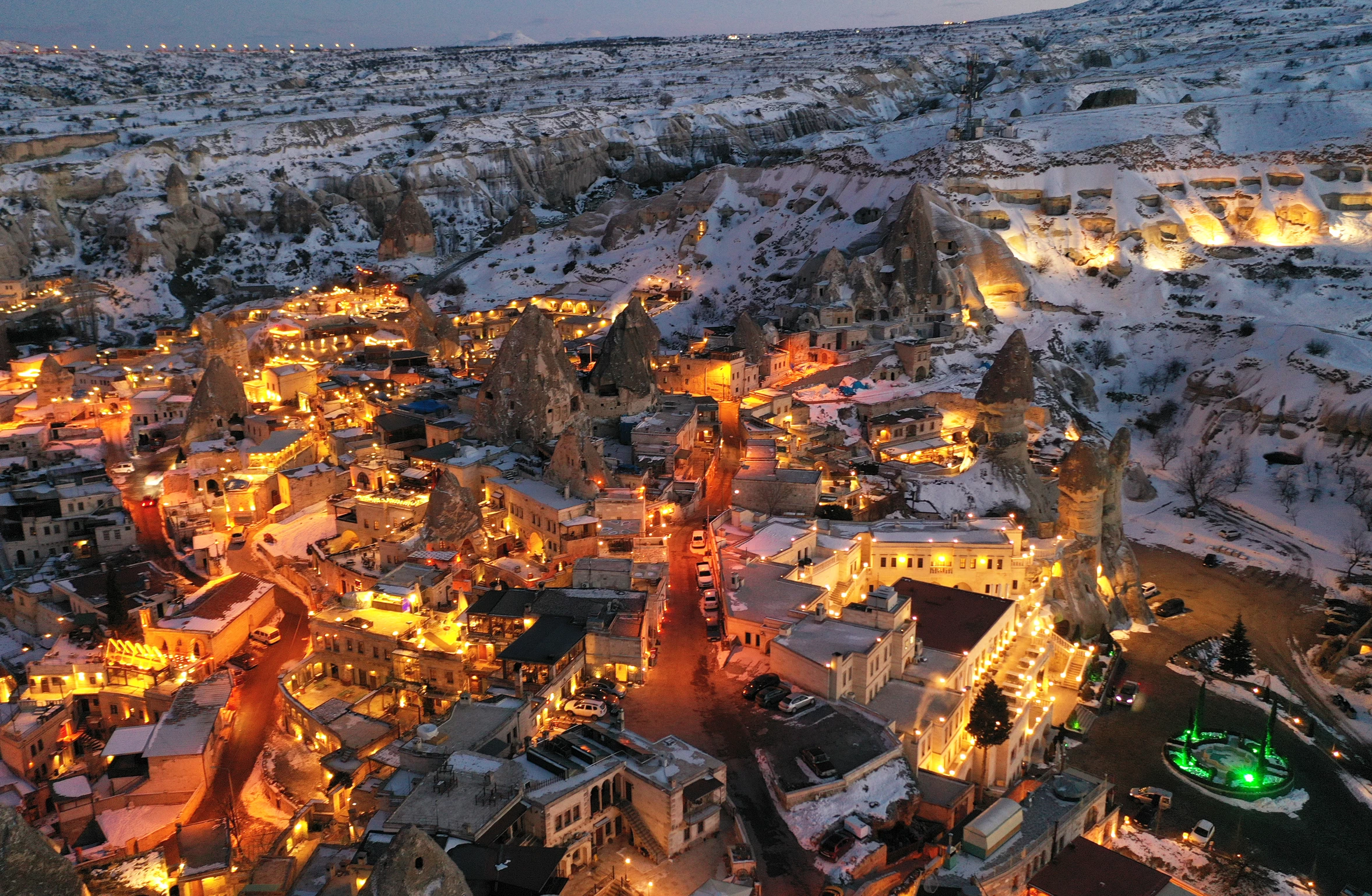 Kapadokya'da kar altında parlayan peribacaları büyüledi 2