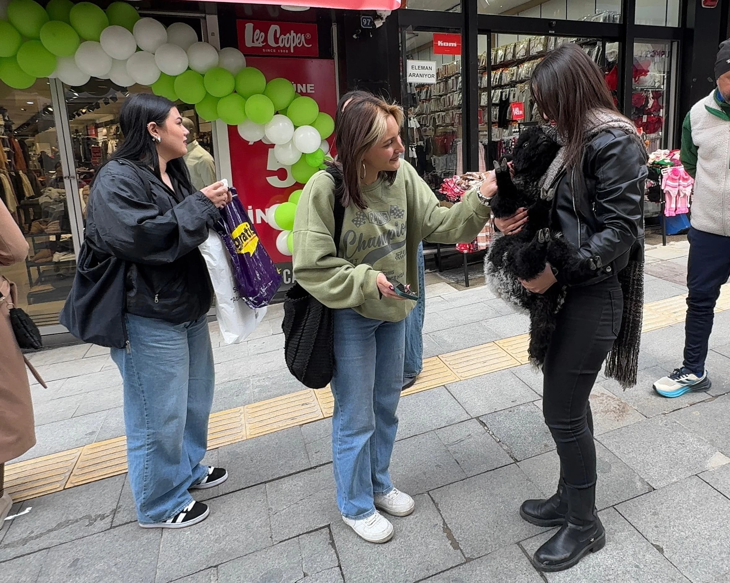Esnaf, annesinin reddettiği kuzuyu evinde büyütüyor ve sevgiyle besliyor. 2