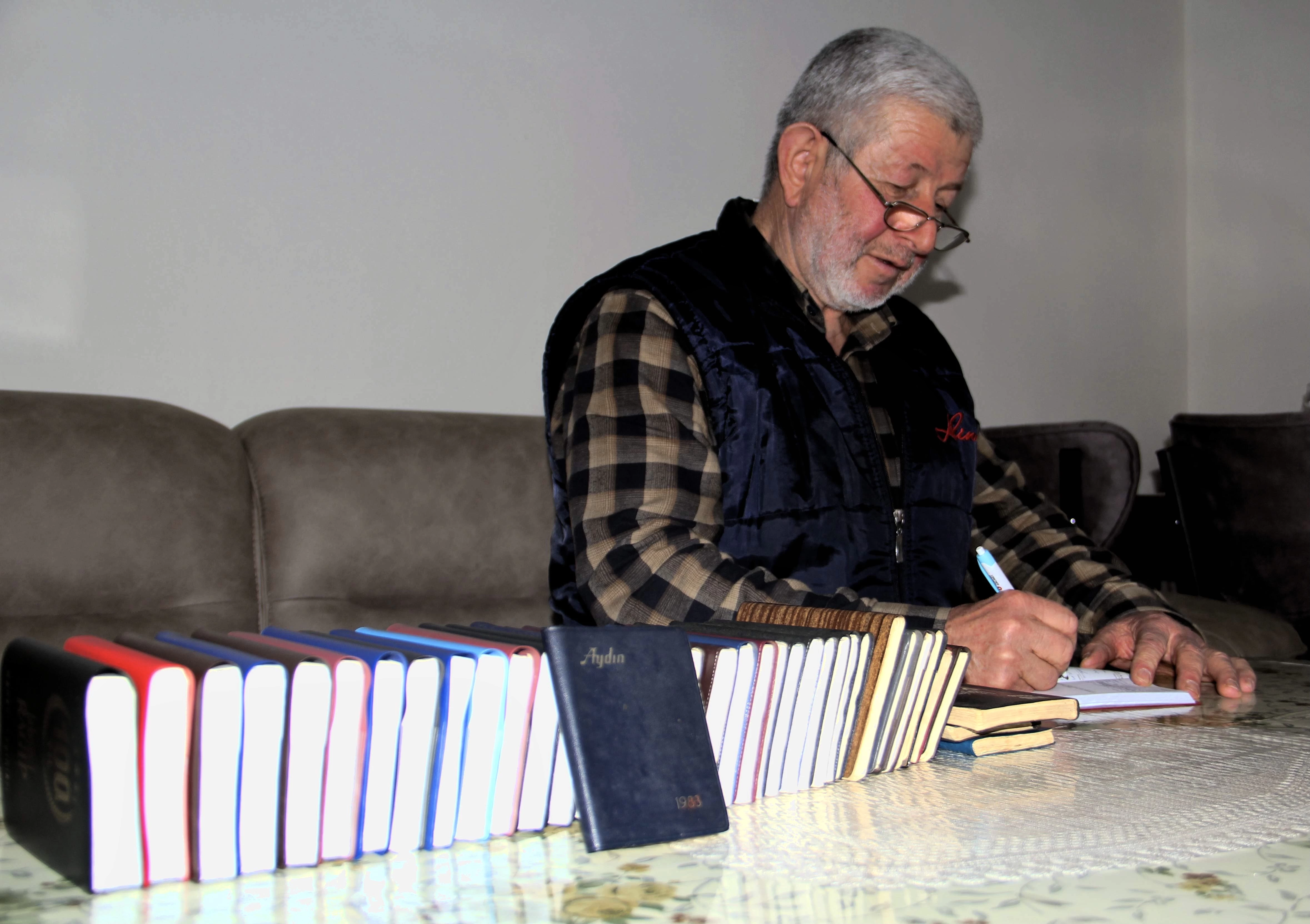 42 yıldır günlük tutarak yaşadığı olayları ve çevresindeki gelişmeleri not ediyor 2