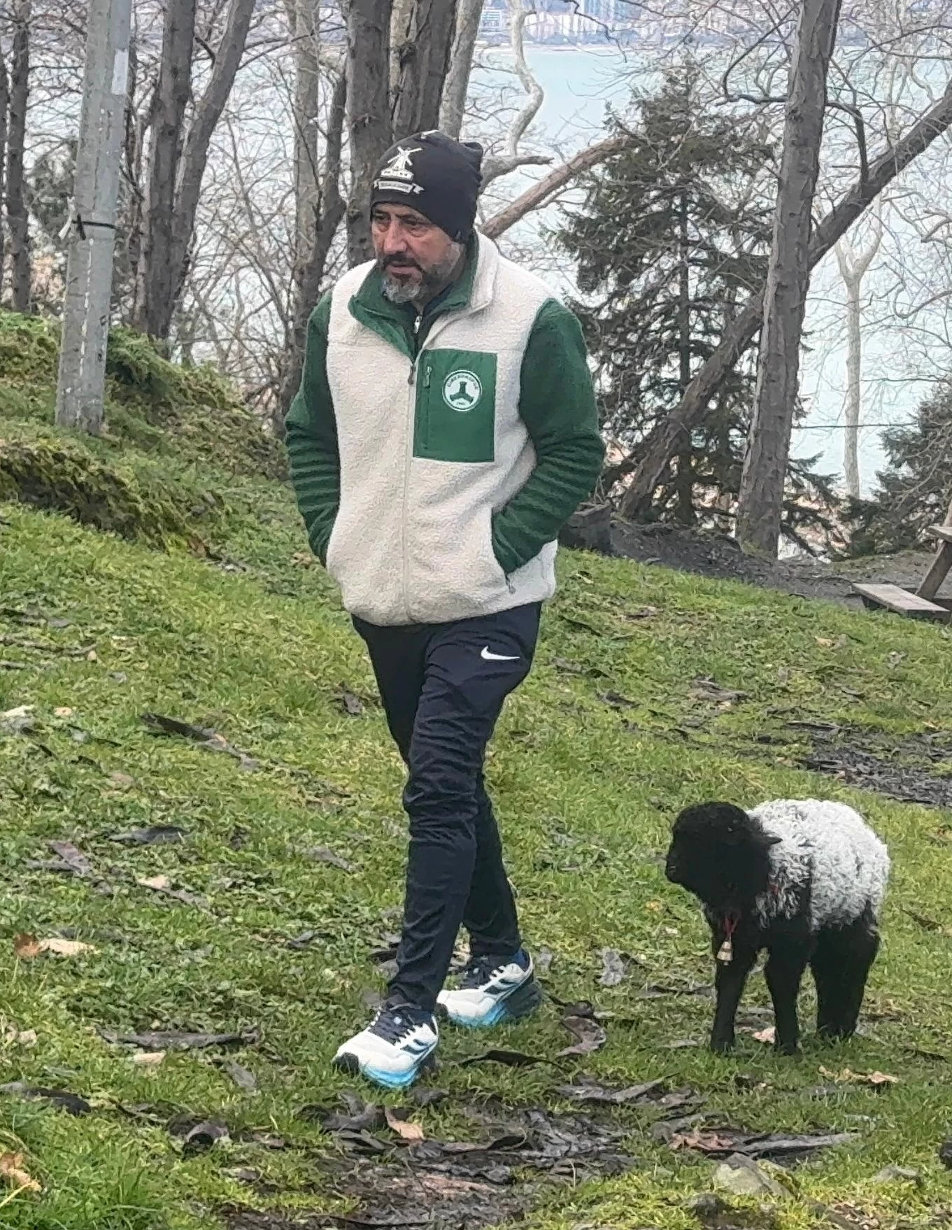 Esnaf, annesinin reddettiği kuzuyu evinde büyütüyor ve sevgiyle besliyor. 4