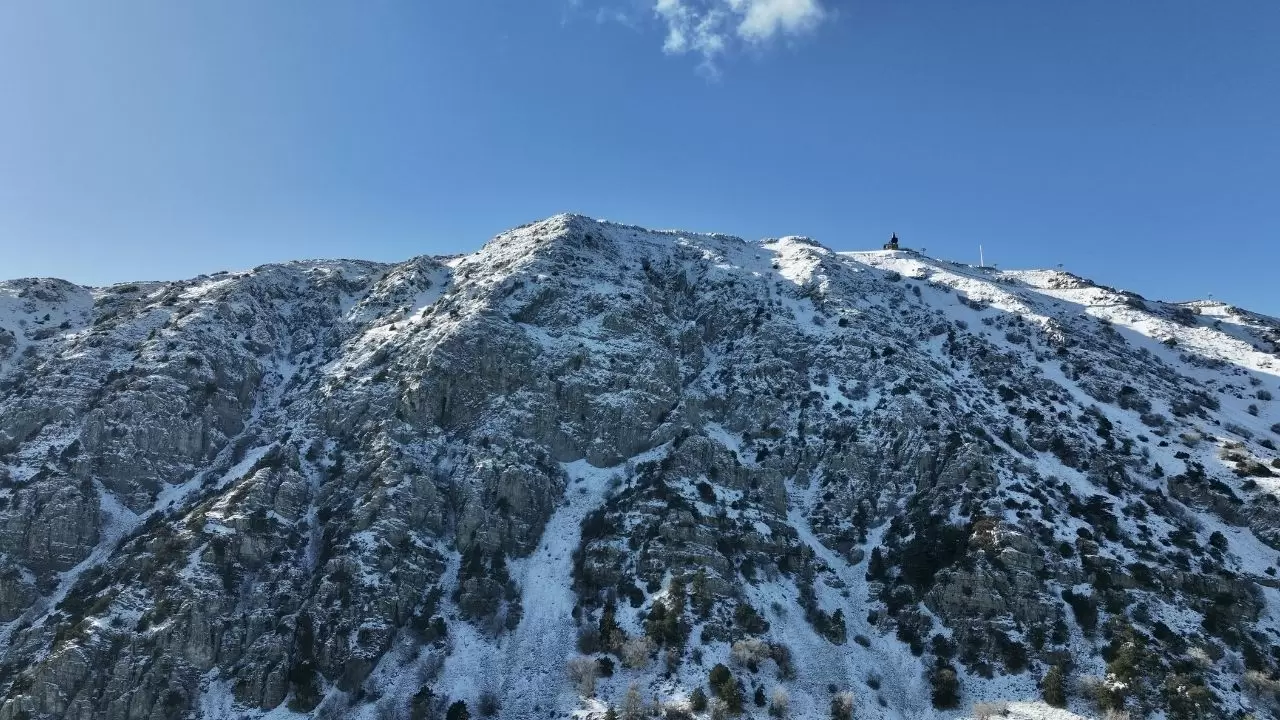 İlçe merkezinden görünen büyüleyici manzara: Babadağ karla kaplandı 1