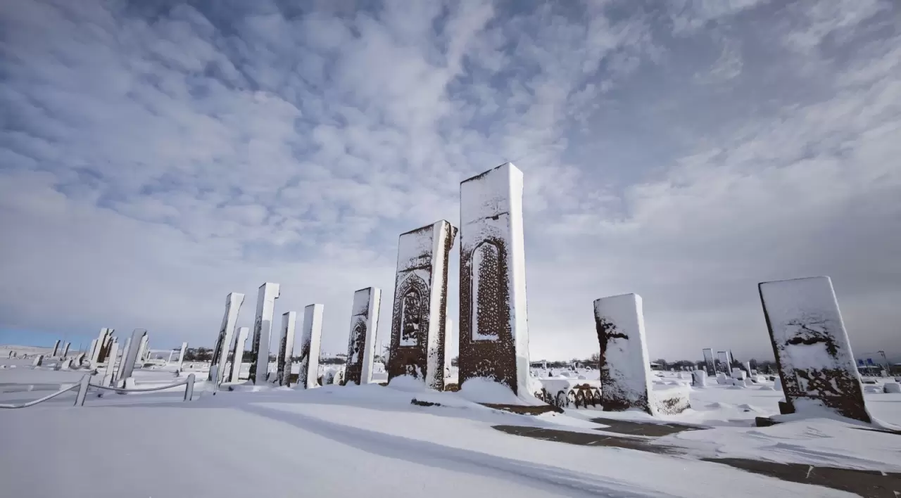 Ahlat’ın tarihi mekanlarından kartpostallık kar manzaraları 1