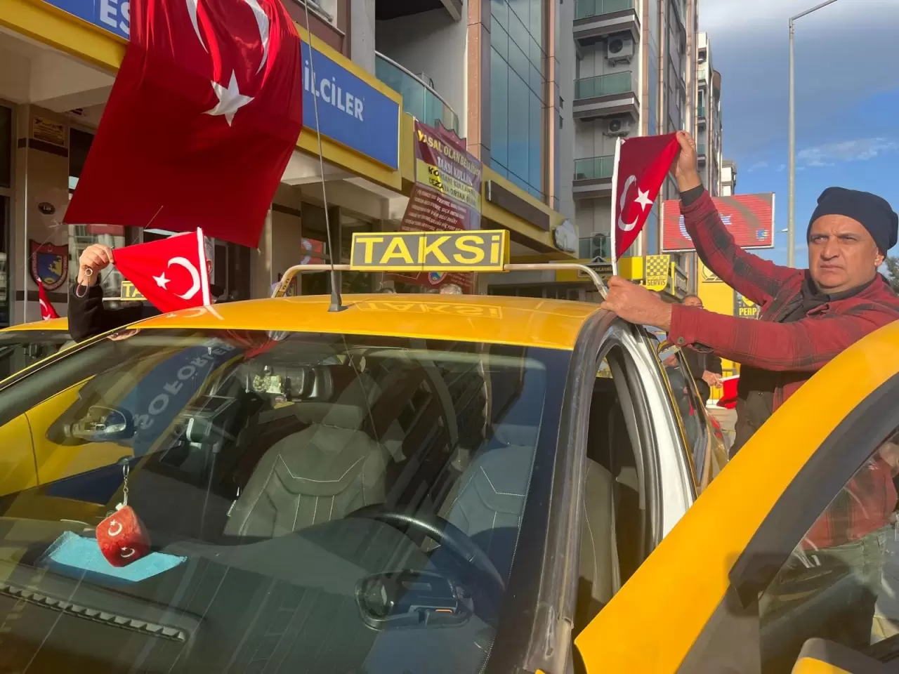 İzmir’den bayrağa uzanan ellere sert tepki! Taksiciler şehir turu attı 3