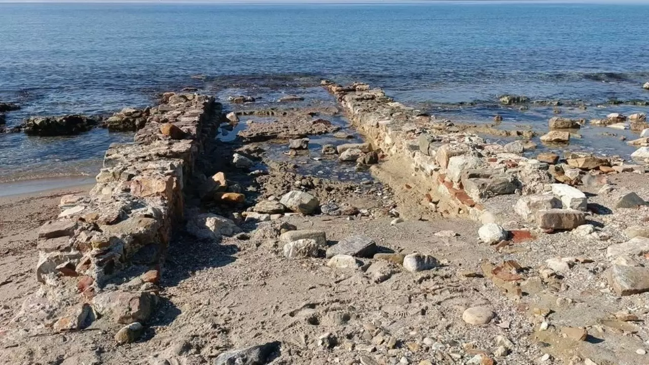 Kuşadası'nda fırtına tarihi gün yüzüne çıkardı: Dalgalar çekildi, mezarlar göründü! 3