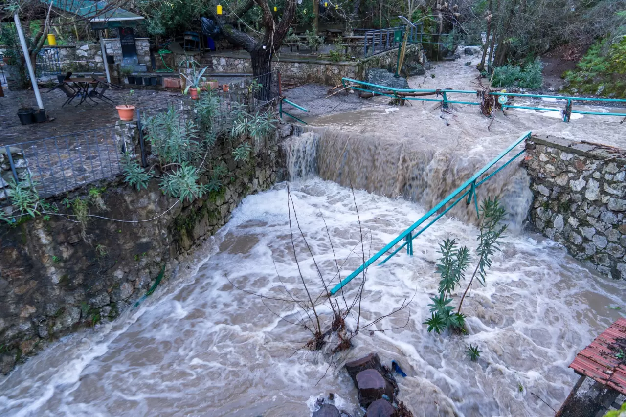 Otomobiller dereye uçtu, tarım arazileri göle döndü! 11