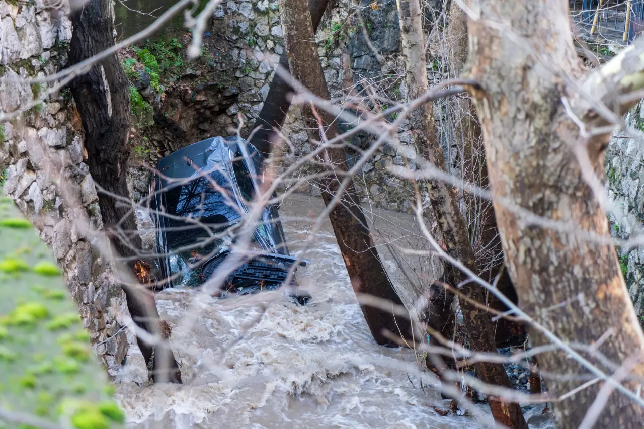 Otomobiller dereye uçtu, tarım arazileri göle döndü! 8