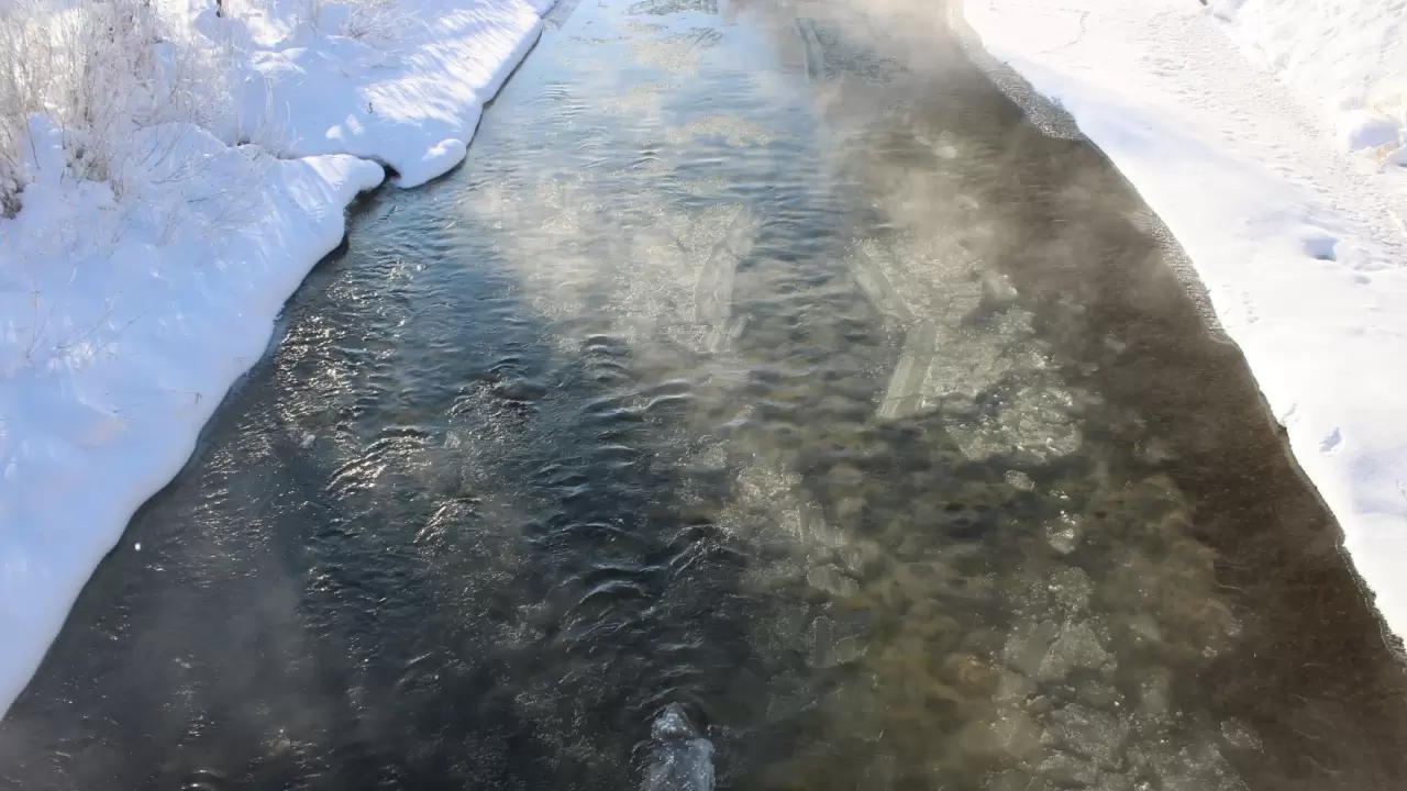 Dondurucu soğuklar Doğu’yu esir aldı: Evler, arabalar ve yollar buz pistine döndü 4
