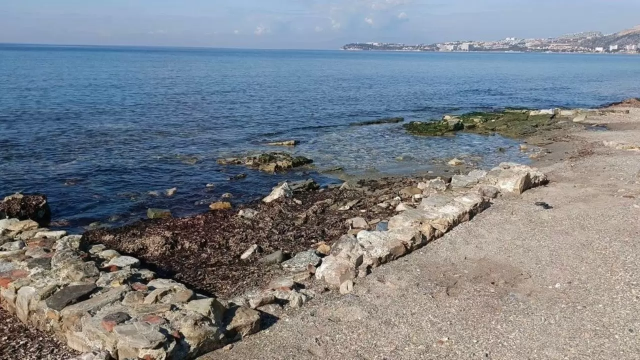 Kuşadası'nda fırtına tarihi gün yüzüne çıkardı: Dalgalar çekildi, mezarlar göründü! 5