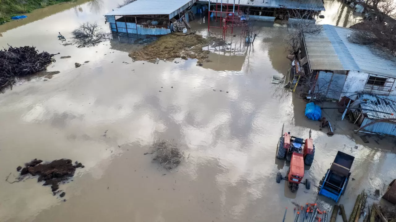 Otomobiller dereye uçtu, tarım arazileri göle döndü! 15