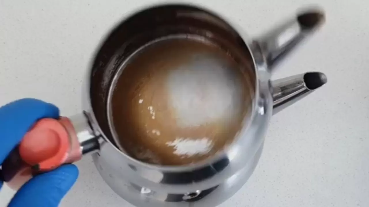 Çaydanlıktaki kireci doğal olarak giderme tüyosu; Çaydanlığa asla zarar vermiyor. 2