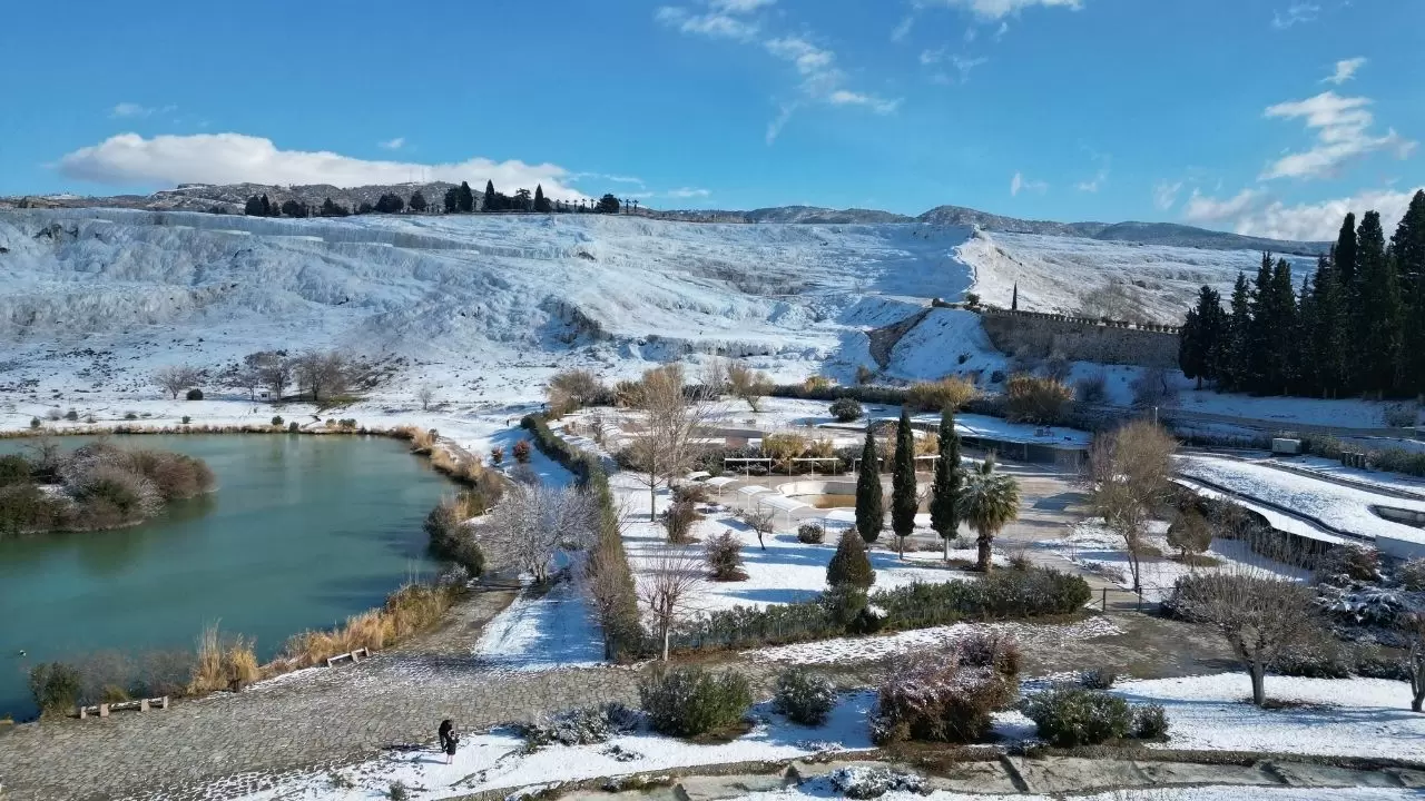 Karın ve tarihin buluşması: Pamukkale’de eşsiz görüntüler! 13