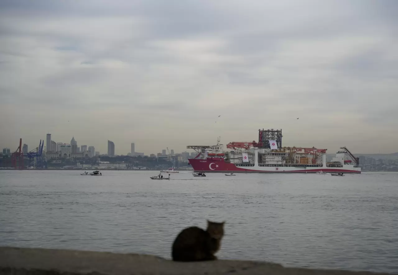 Dev enerji hamlesi Boğaz’da: Türk sondaj gemisi Yıldırım İstanbul’dan Karadeniz’e geçti 5
