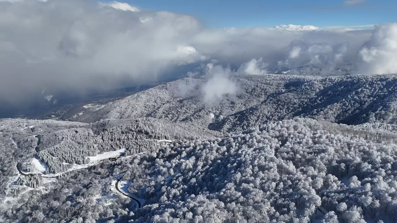 Beyaz, mavi ve yeşil birleşti: Eşsiz manzara mest etti 5