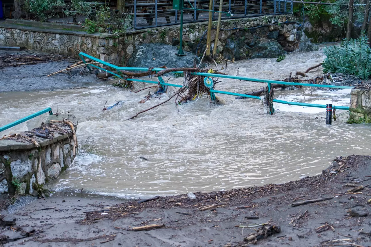 Otomobiller dereye uçtu, tarım arazileri göle döndü! 12