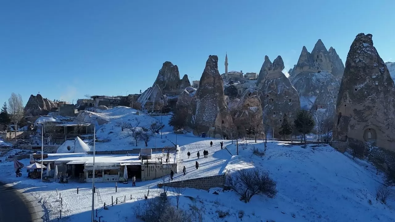 Kapadokya’da kış harikası! Balon turlarıyla görülmesi gereken büyüleyici manzaralar 2