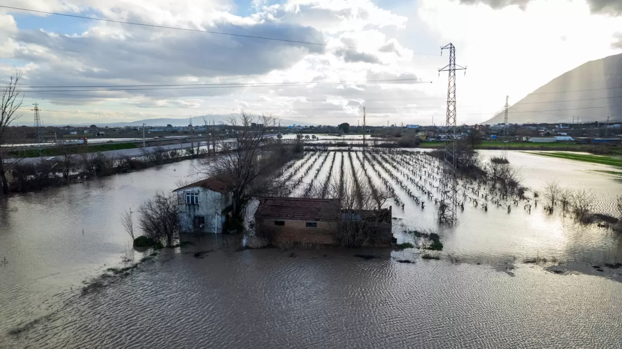 Otomobiller dereye uçtu, tarım arazileri göle döndü! 1