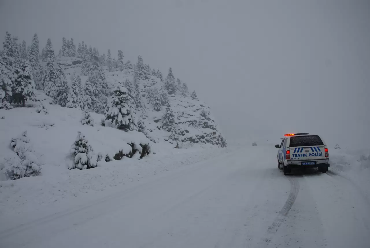 Antalya'da sel sonrası kar yağışı başladı 1