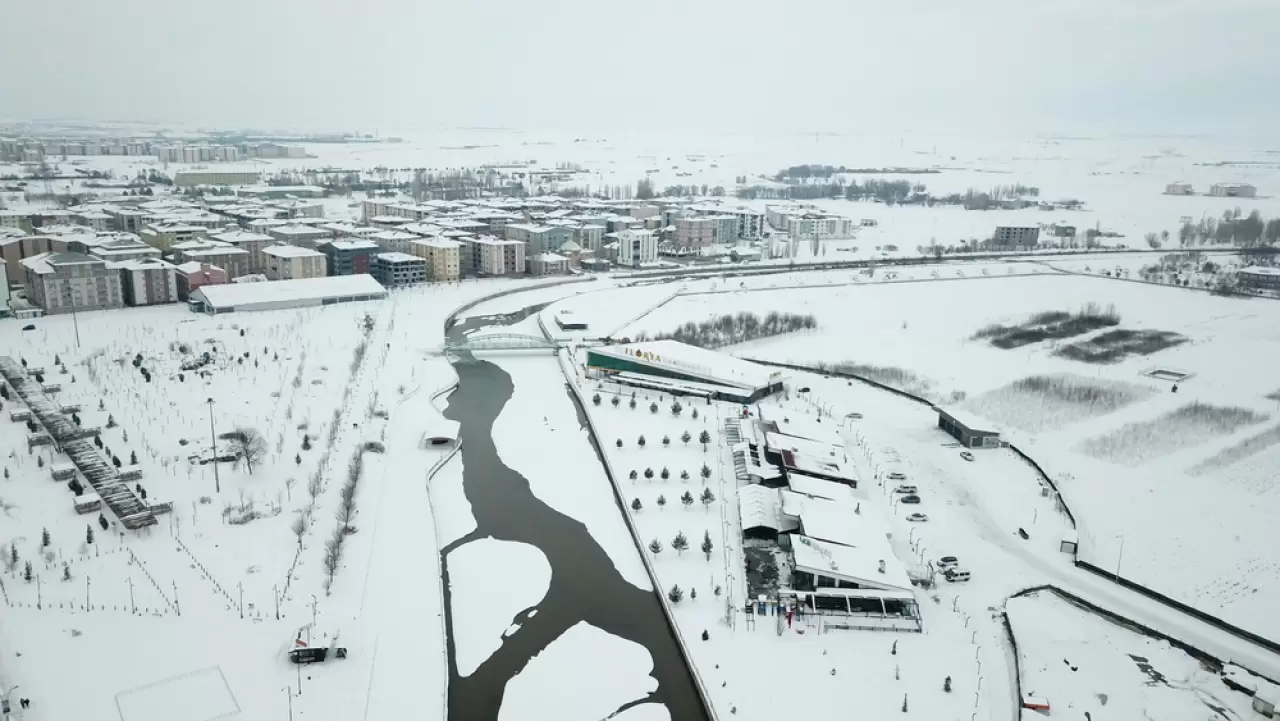 Ağrı’da kar yağışı tek katlı evleri beyaza bürüdü, ortaya kartpostallık görüntüler çıktı 5