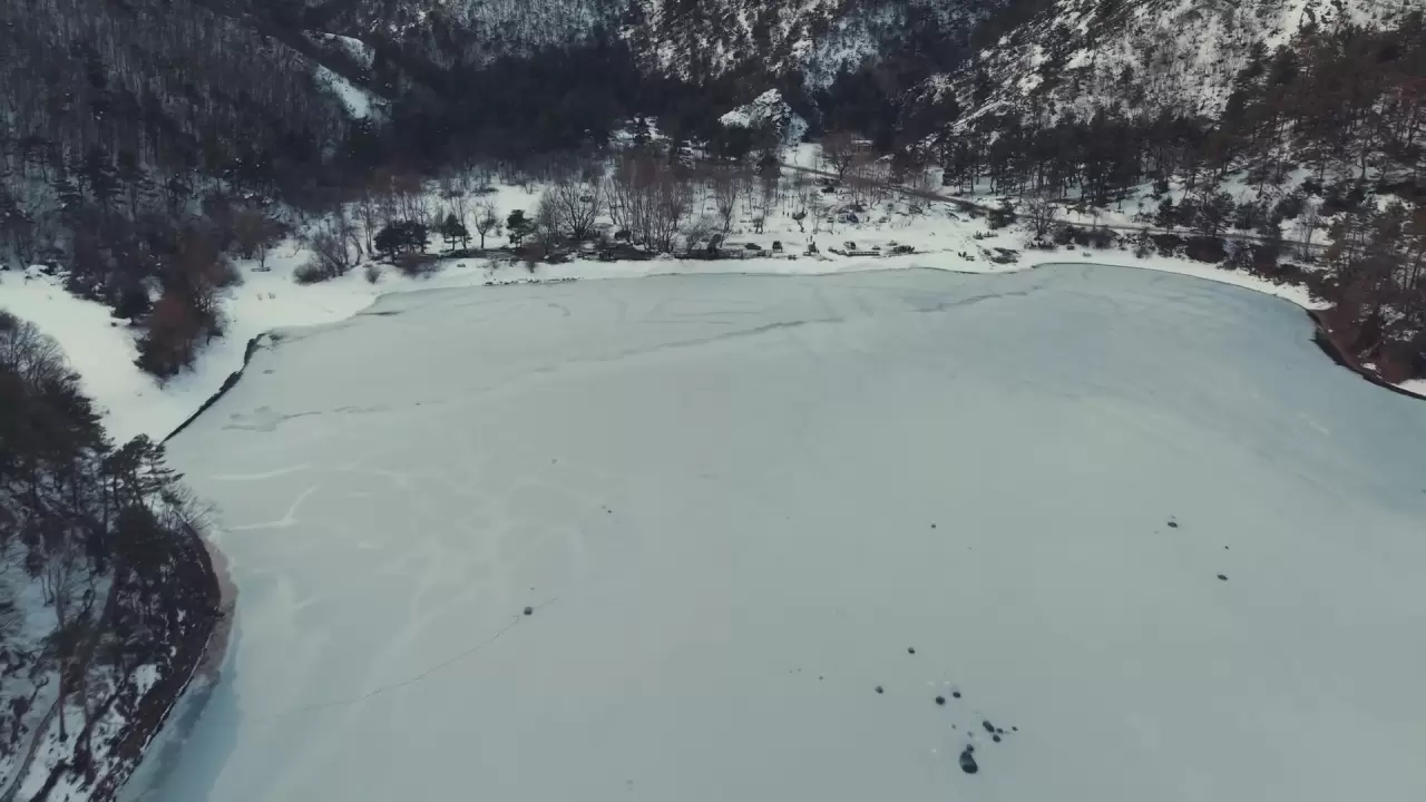 Turizm cenneti olan Boraboy Gölü’nün yüzeyi buz tuttu 2