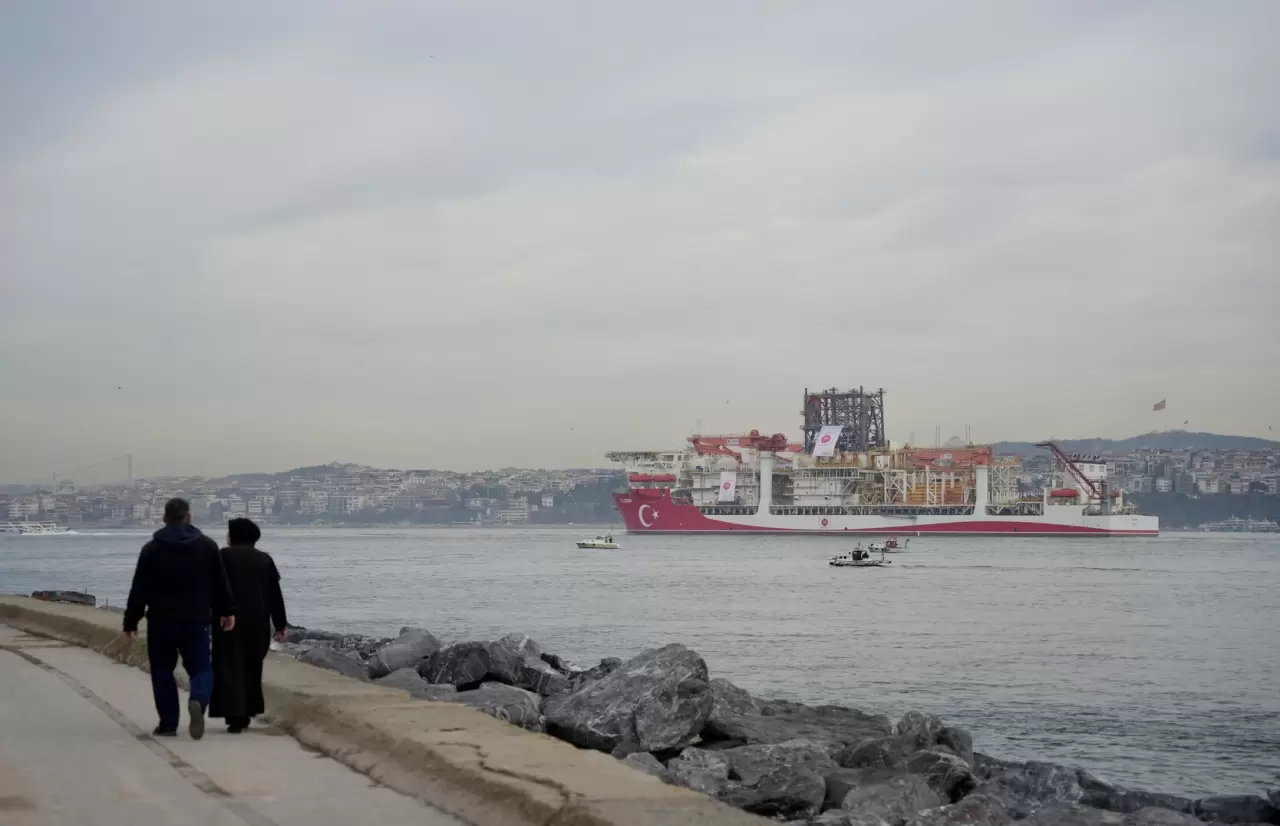 Dev enerji hamlesi Boğaz’da: Türk sondaj gemisi Yıldırım İstanbul’dan Karadeniz’e geçti 8