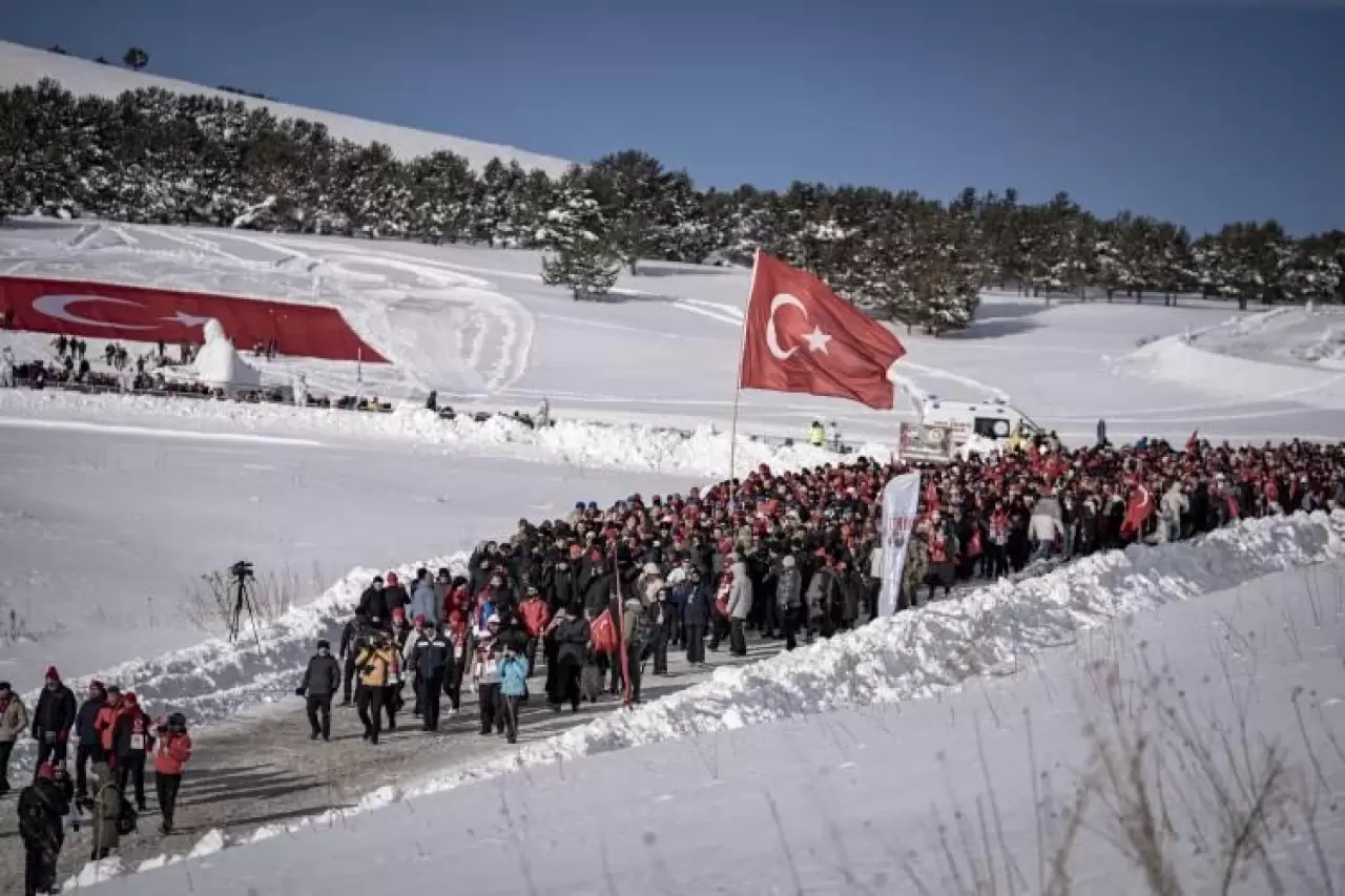 Binlerce kişi 111. yılında aynı yerde! "Türkiye Şehitleriyle Yürüyor" 15