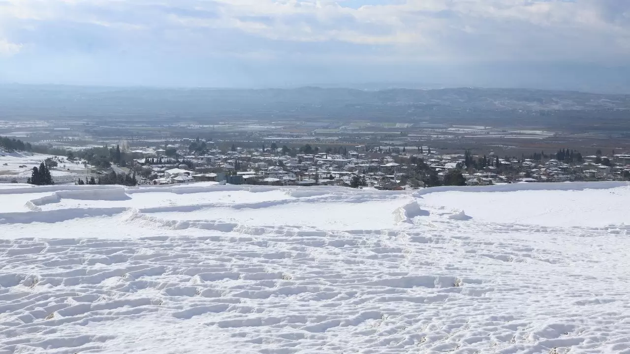 Karın ve tarihin buluşması: Pamukkale’de eşsiz görüntüler! 4