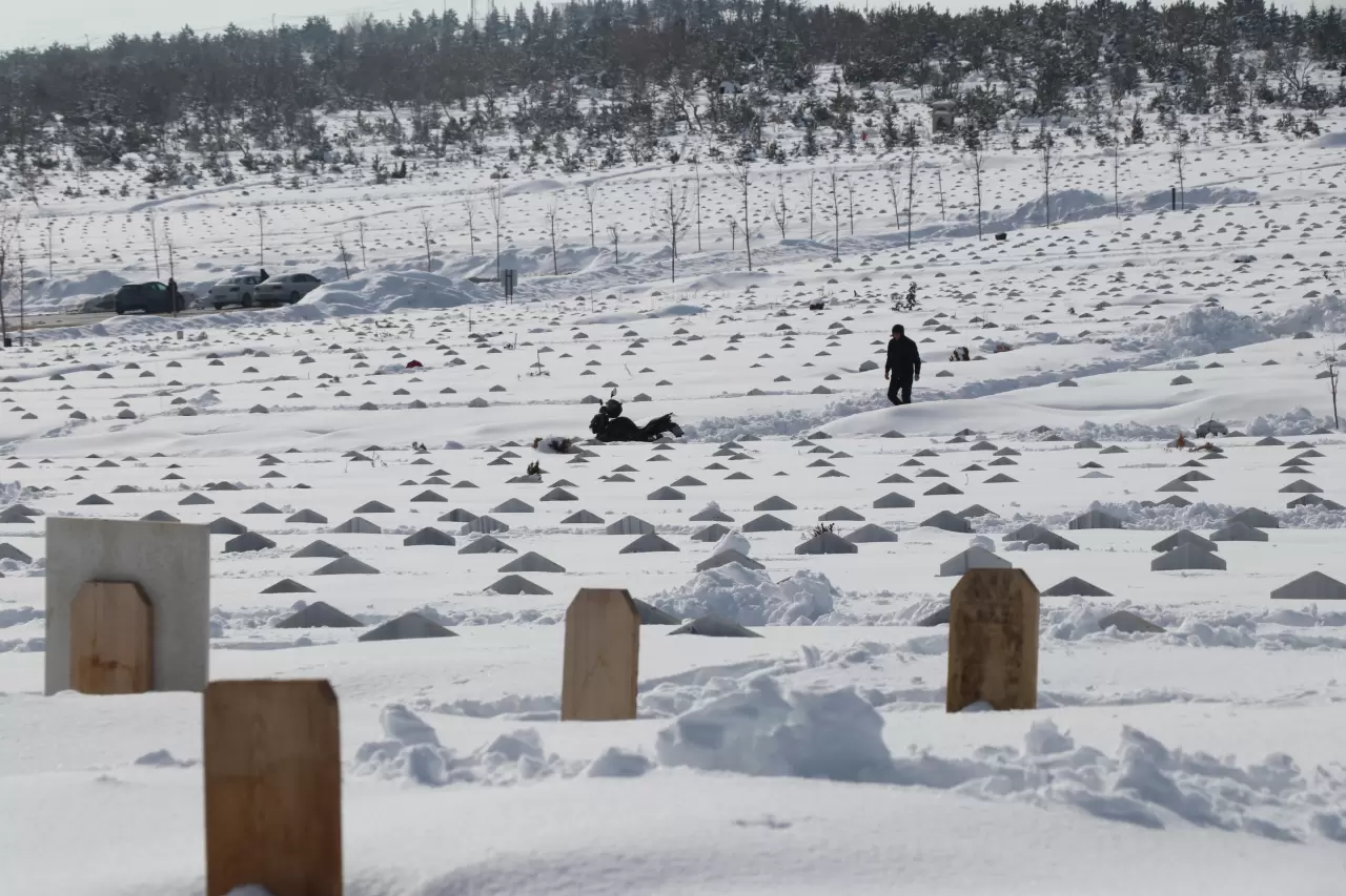 Mezarlık kar altında kaldı: Ziyaretçiler kabirlerini bulmakta zorlandı 5