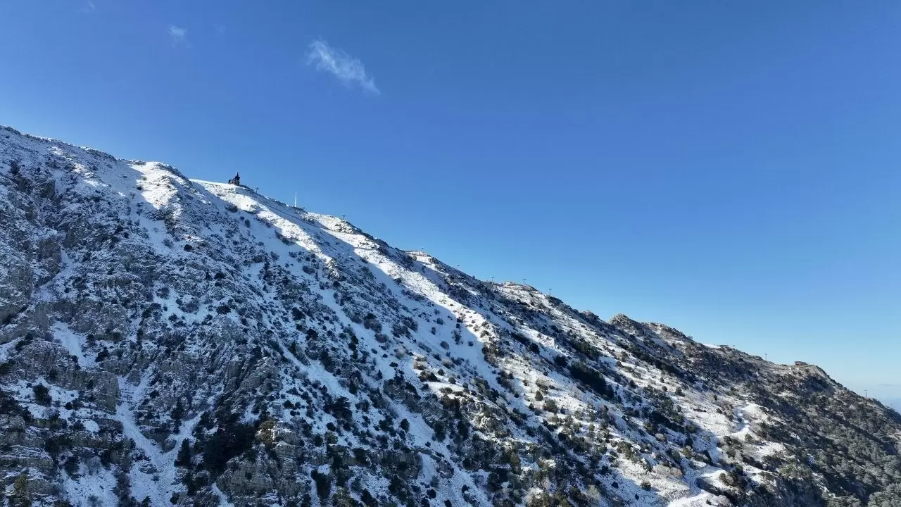 İlçe merkezinden görünen büyüleyici manzara: Babadağ karla kaplandı 2