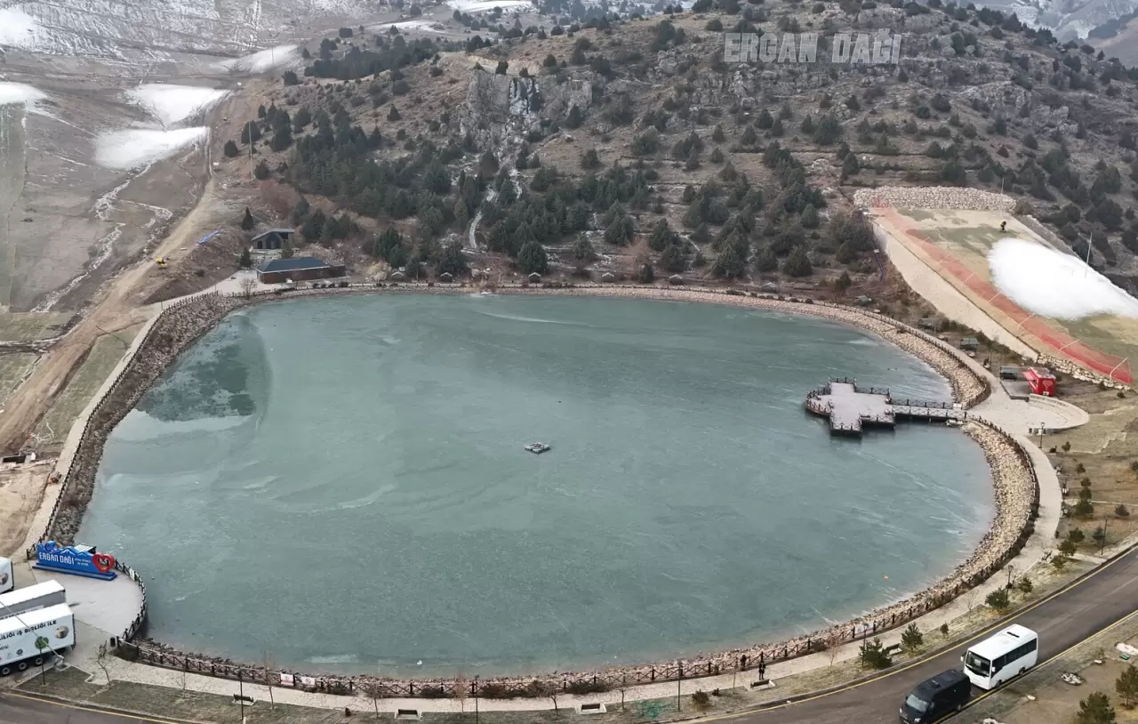 Erzincan'da Ardıçlı Gölü'nün buzla kaplanan yüzeyi, kış manzaralarıyla göz kamaştırdı 1