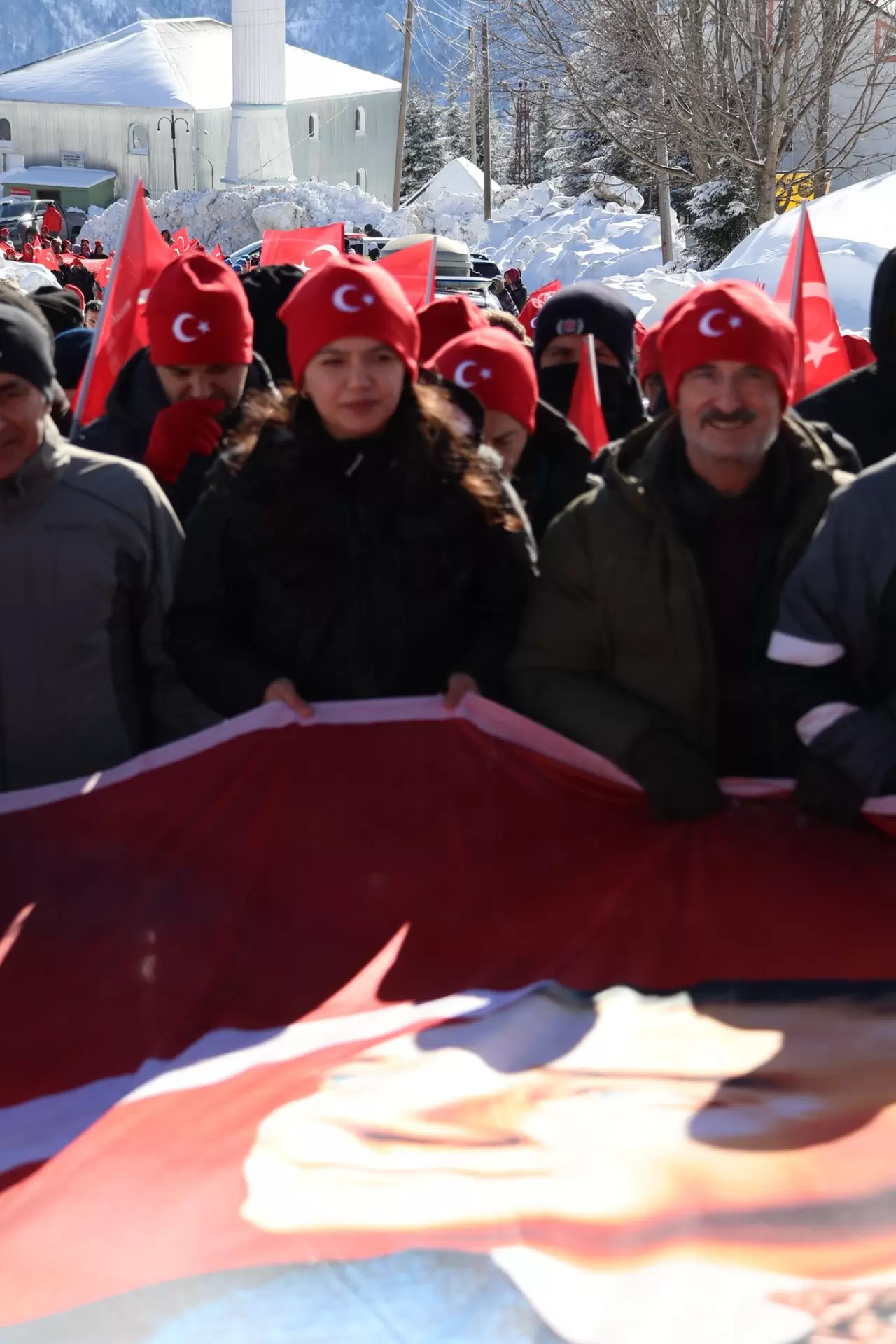 Sis Dağı’nda Sarıkamış Şehitleri için 350 metrelik bayrakla zirveye yürüdüler 4