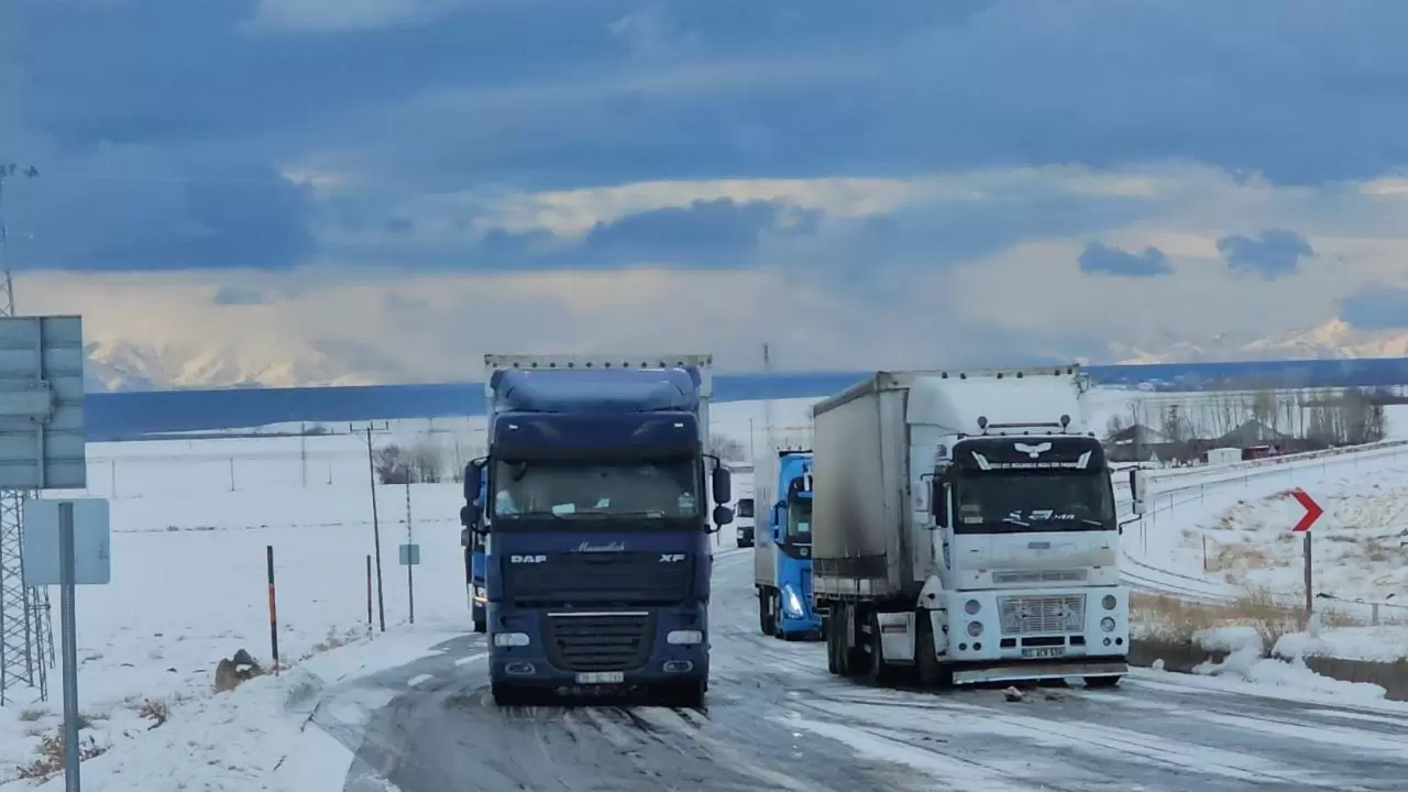 Yoğun kar yağışı Adilcevaz-Van karayolunu kilitledi 2