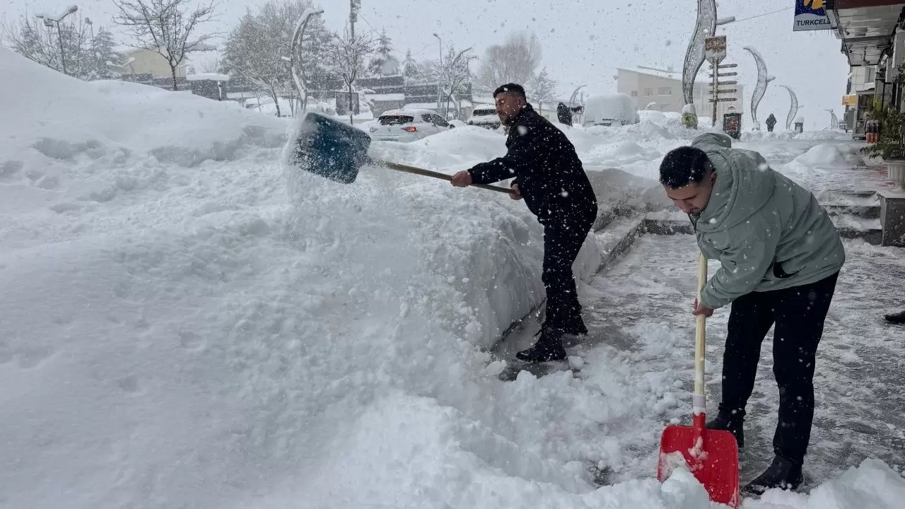 Sabah saatlerinde etkili olan kar, kentte hayatı durma noktasına getirdi! 4
