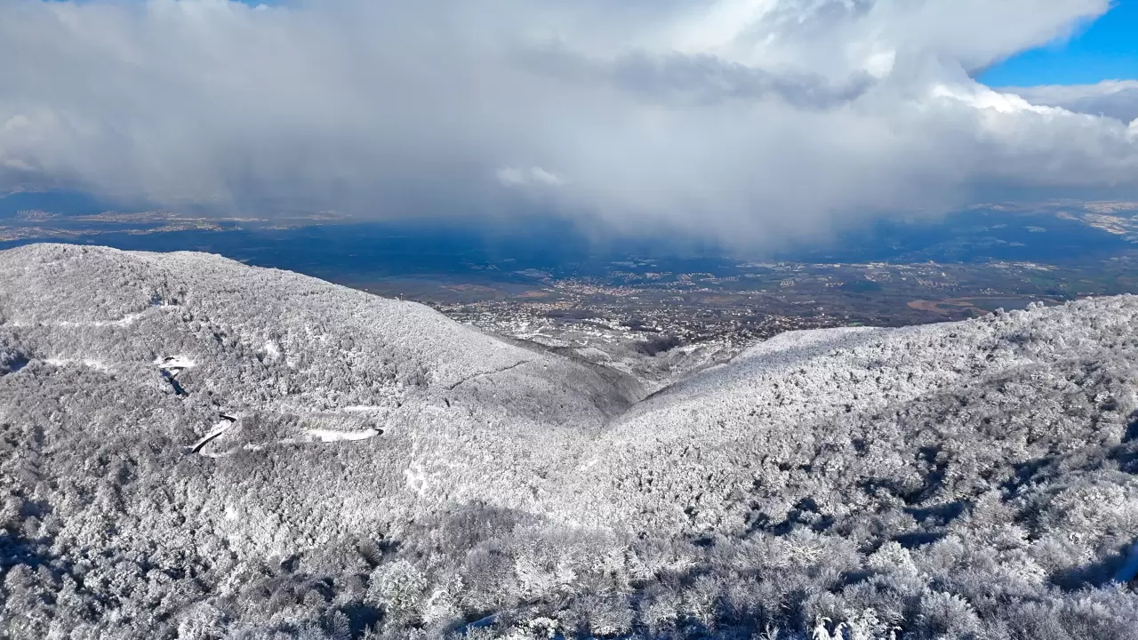 Beyaz, mavi ve yeşil birleşti: Eşsiz manzara mest etti 2
