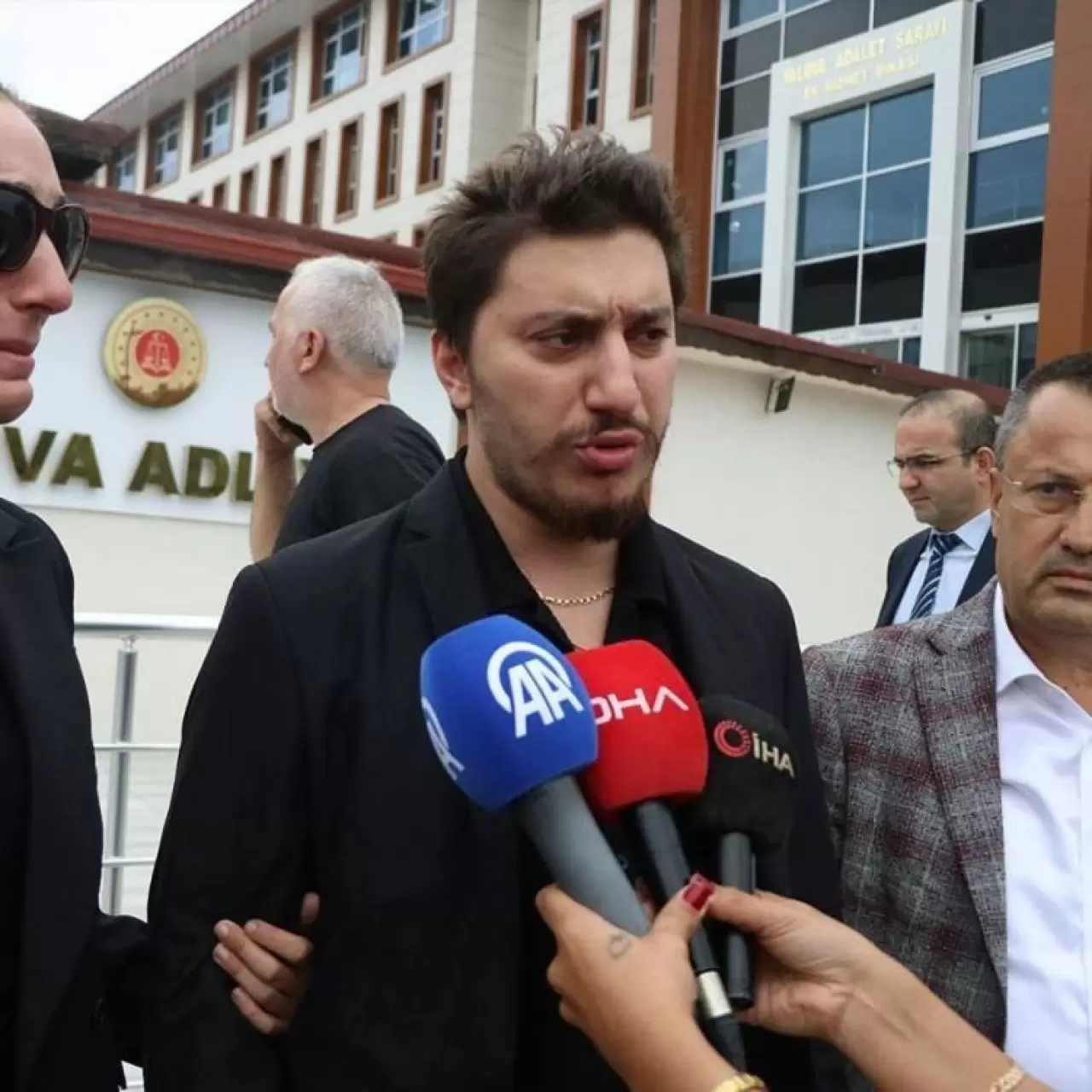 Güllü’nün oğlundan babasına sert suçlama: “Annemin hayatını karartan kişi” 6