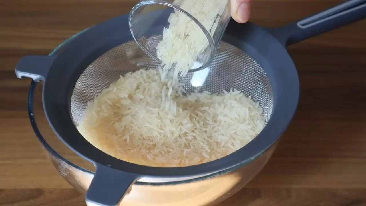 Pirinç pilavını tane tane yapan tüyo; Ayrıca pilav bembeyaz parlak oluyor 1