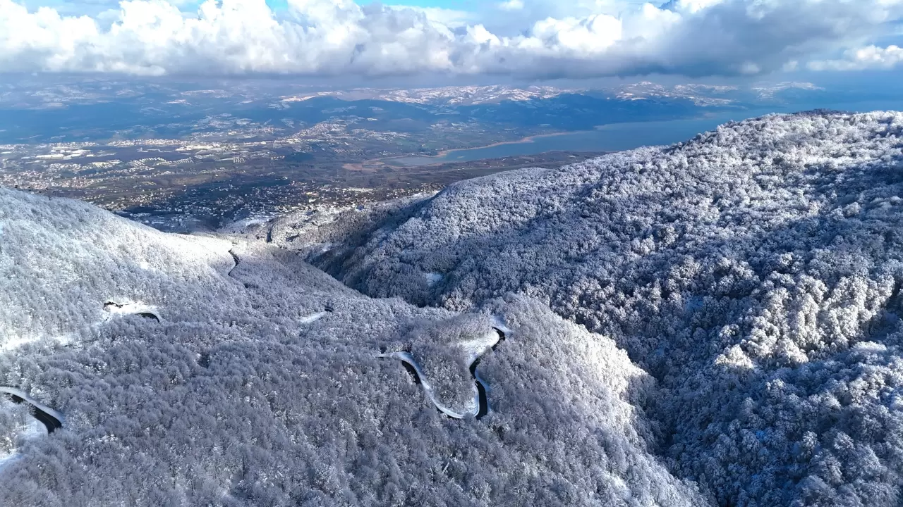 Beyaz, mavi ve yeşil birleşti: Eşsiz manzara mest etti 3