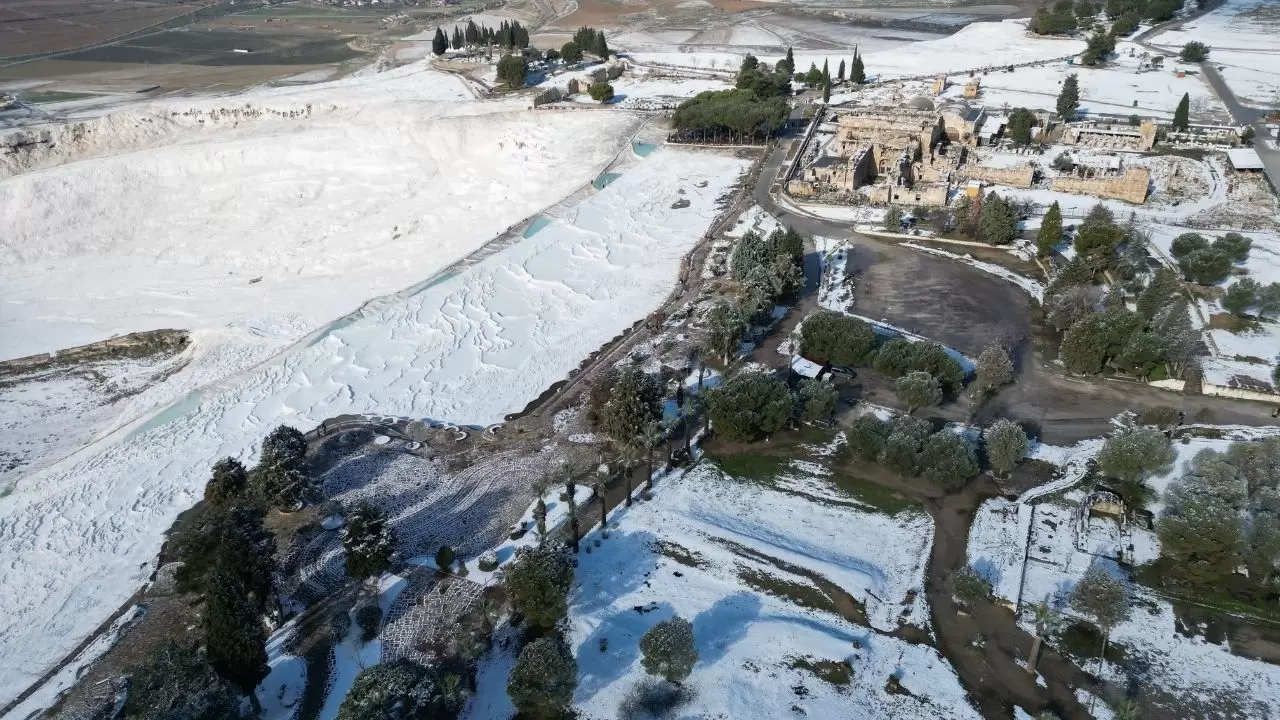 Karın ve tarihin buluşması: Pamukkale’de eşsiz görüntüler! 8