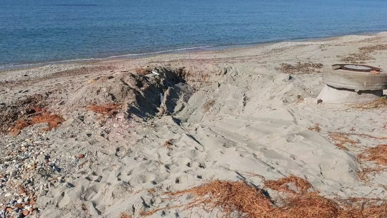 Kuşadası'nda fırtına tarihi gün yüzüne çıkardı: Dalgalar çekildi, mezarlar göründü! 1