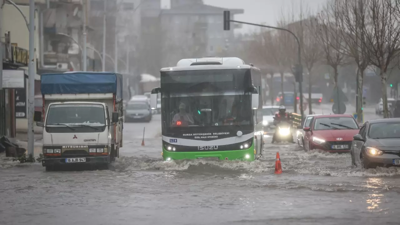 Bursa’da fırtına ve sağanak can ve mal güvenliğini tehdit ediyor 5