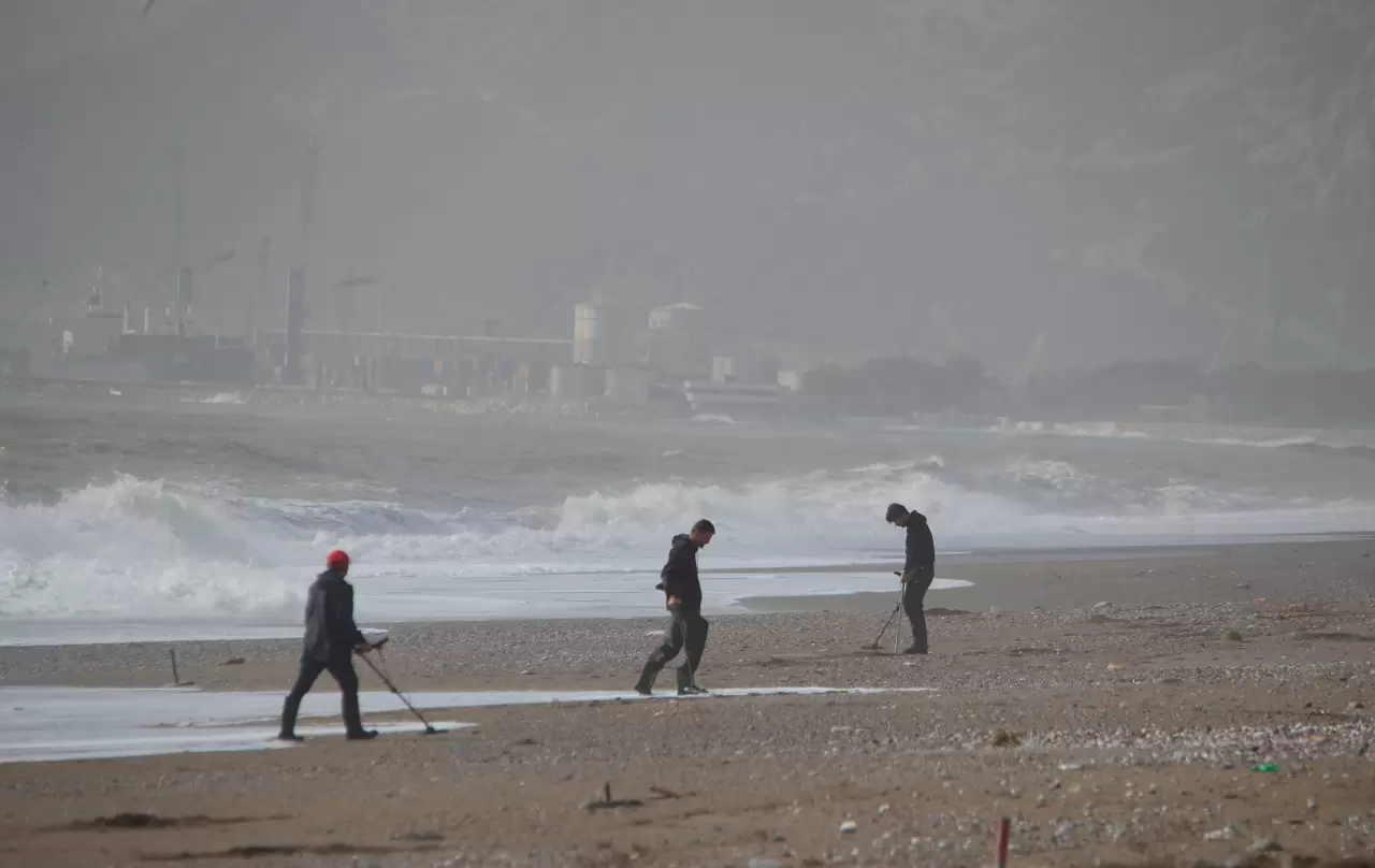 Fırtına sonrası Konyaaltı'nda ilginç görüntüler 2