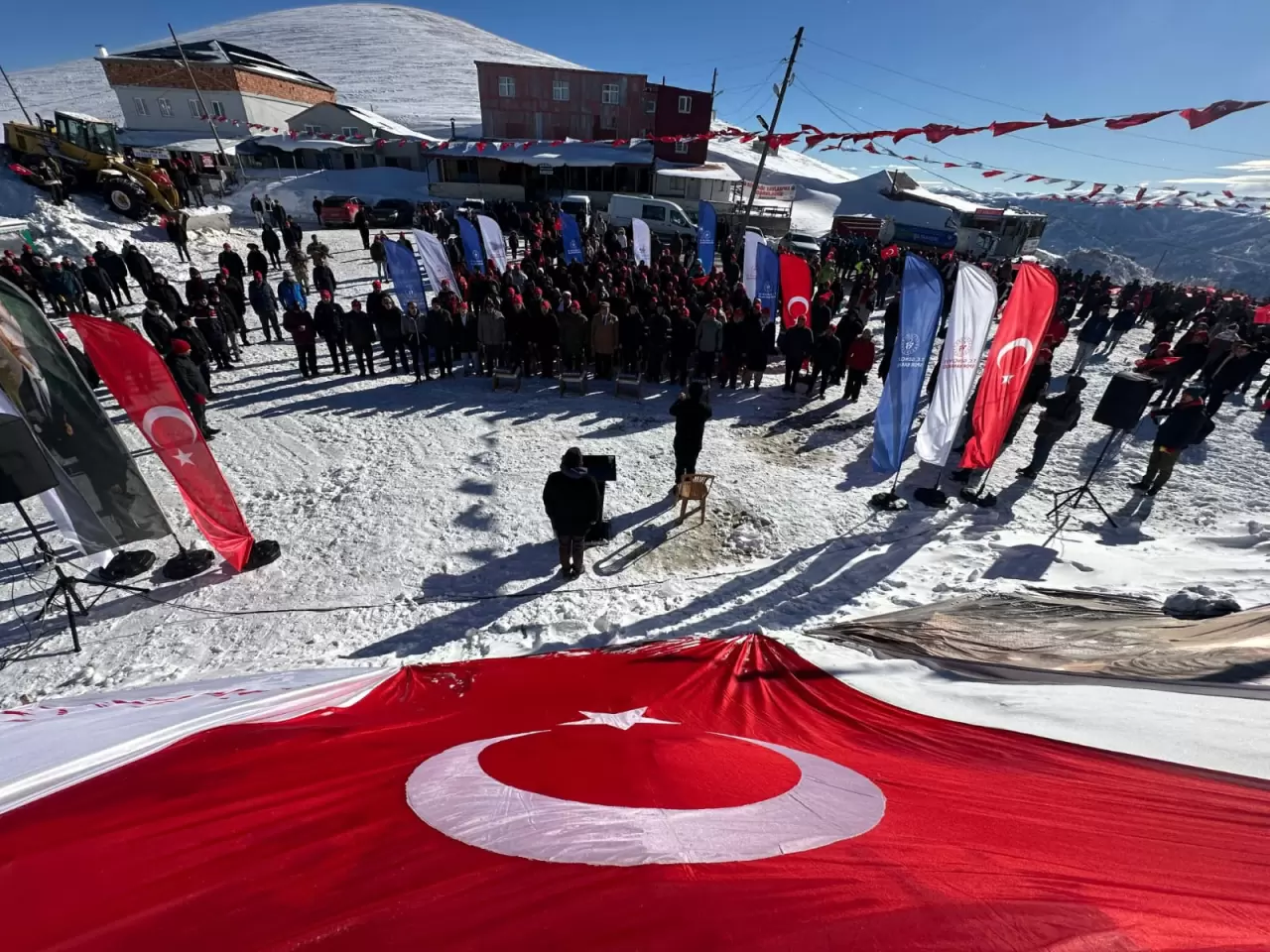 Sis Dağı’nda Sarıkamış Şehitleri için 350 metrelik bayrakla zirveye yürüdüler 2