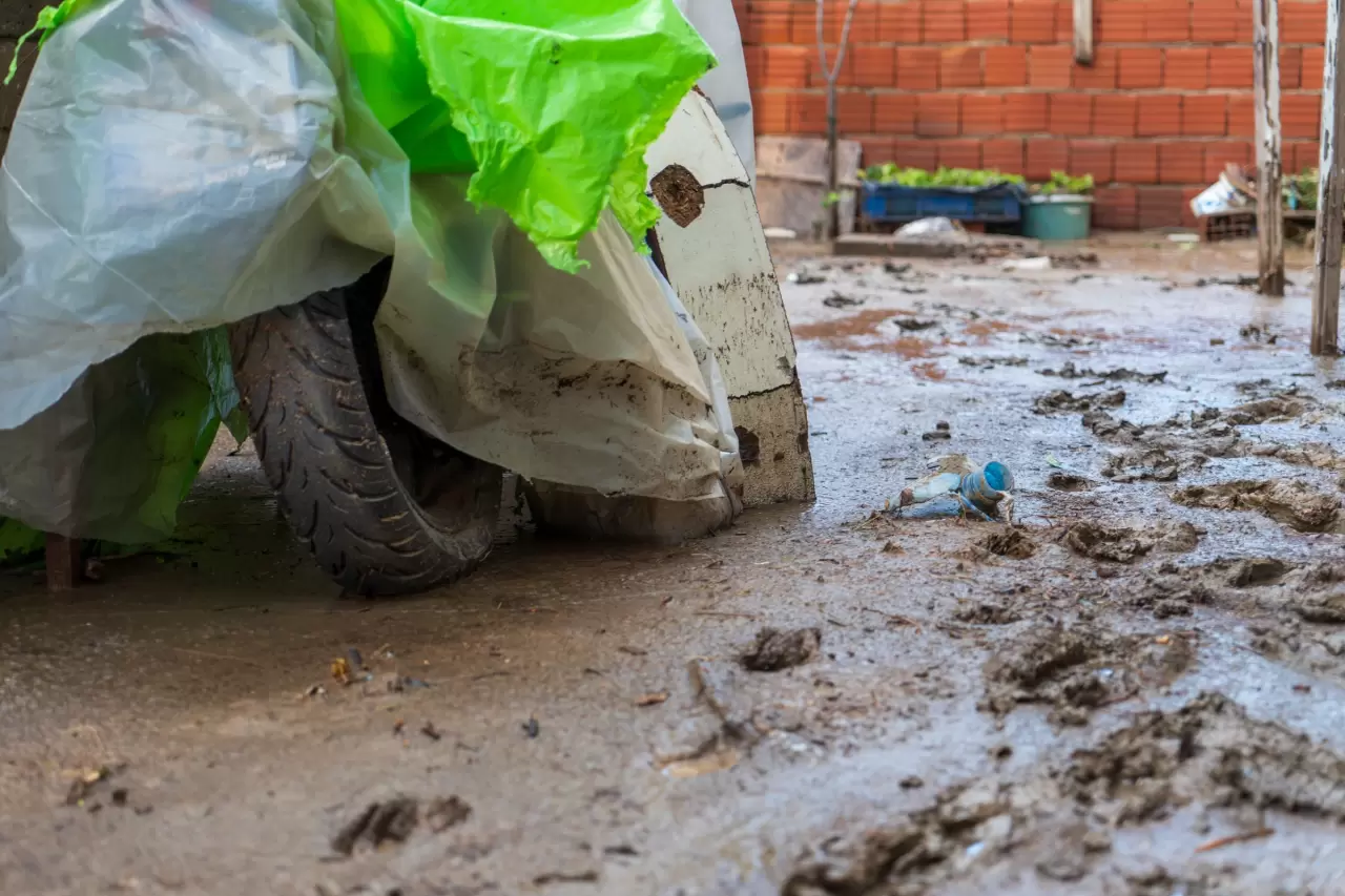 Otomobiller dereye uçtu, tarım arazileri göle döndü! 13