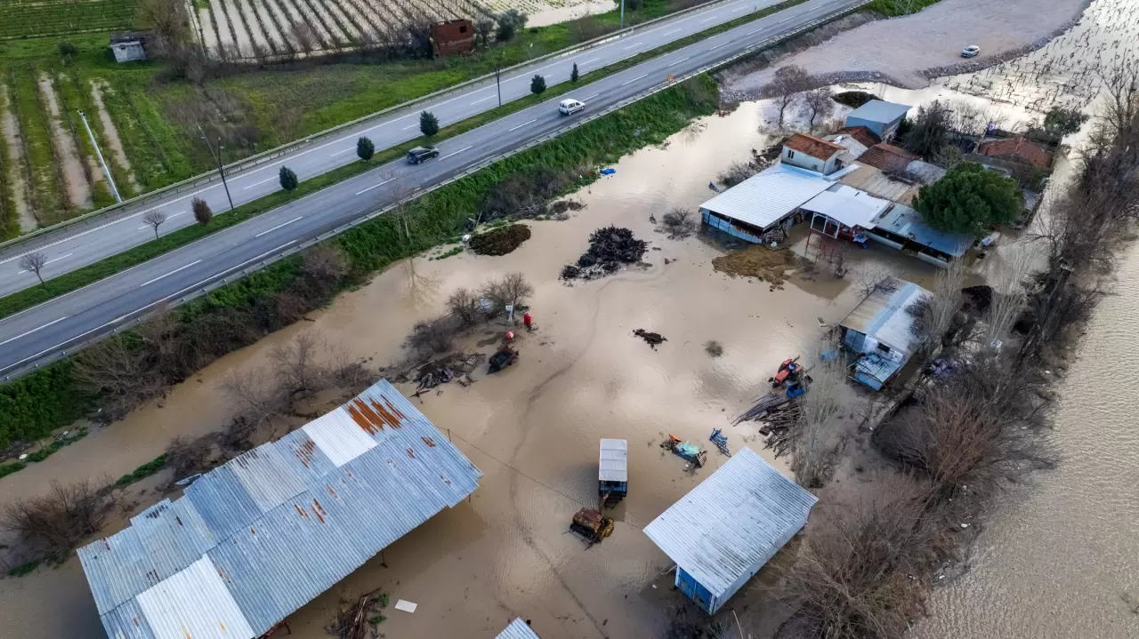 Otomobiller dereye uçtu, tarım arazileri göle döndü! 14