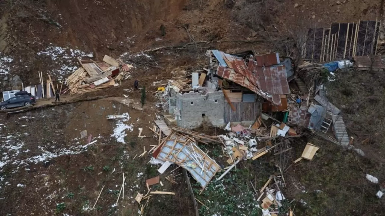 Ev ve ahır heyelanla saniyeler içinde yıkıldı 3