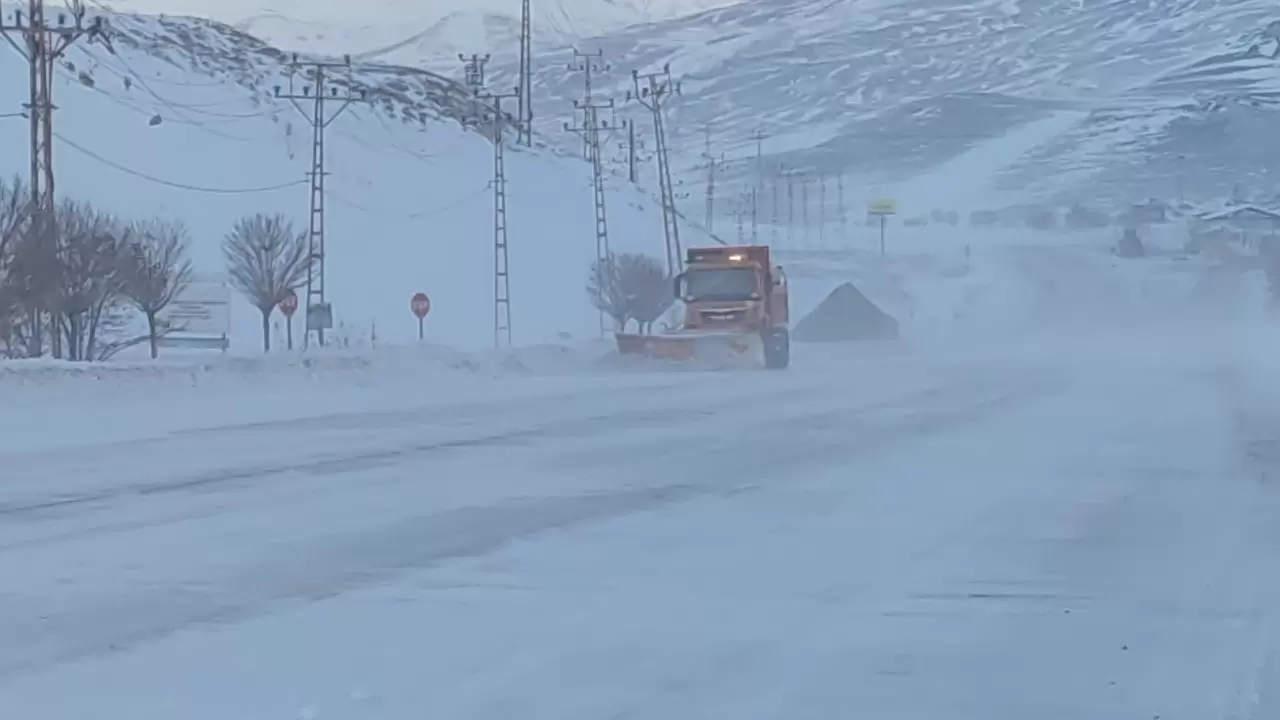 Van beyaza büründü: Kar 1,5 metreyi aştı, hayat durma noktasında 2