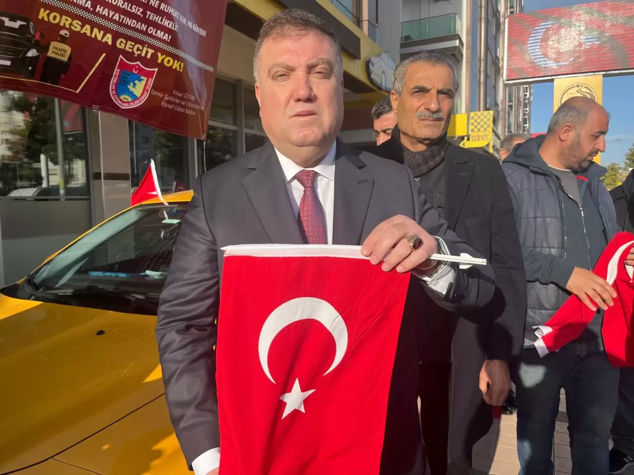 İzmir’den bayrağa uzanan ellere sert tepki! Taksiciler şehir turu attı 2